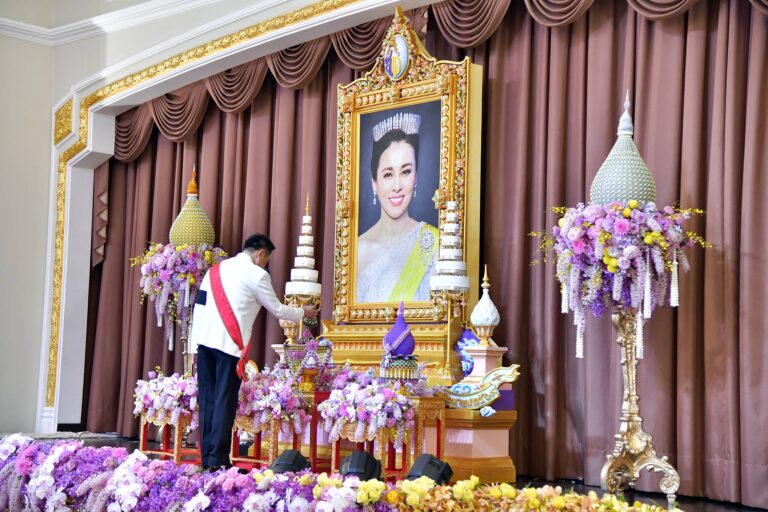 งานสโมสรสันนิบาตเฉลิมพระเกียรติ เนื่องในโอกาสพระราชพิธีมหามงคลเฉลิมพระชนมพรรษา 4 รอบ สมเด็จพระนางเจ้าฯ พระบรมราชินี