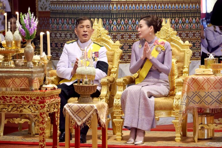 พระบาทสมเด็จพระเจ้าอยู่หัว และสมเด็จพระนางเจ้าฯ พระบรมราชินี  เสด็จพระราชดำเนิน ไปในการพระราชพิธีมหามงคลเฉลิมพระชนมพรรษา 4 รอบ สมเด็จพระนางเจ้า ฯ พระบรมราชินี